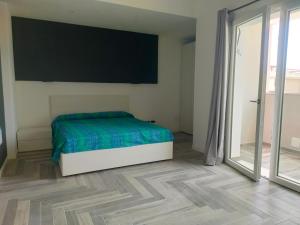 a bedroom with a bed and a flat screen tv at Stanza idromassaggio in Quartu SantʼElena