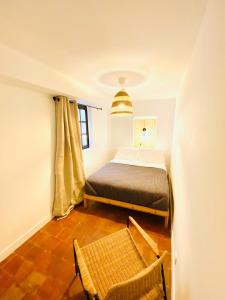 una piccola camera con letto e sedia di CasaJoy, MS, Aix-en-Provence ad Aix en Provence