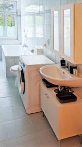 bagno con lavandino e servizi igienici di Chic Apartment with Parking place a Apolda