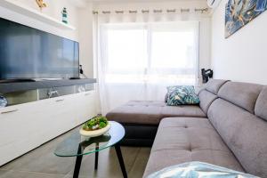 a living room with a couch and a tv at Samaniego ID175 in Orihuela Costa