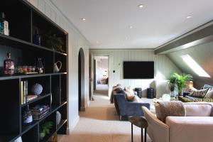 TV a/nebo společenská místnost v ubytování Dormy House Hotel
