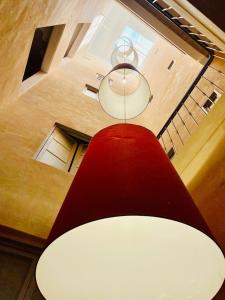 un grande lampadario a braccio rosso e bianco in una stanza di CasaJoy, MS, Aix-en-Provence ad Aix en Provence