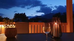 Vista generica sulle montagne o vista sulle montagne dall'interno della casa vacanze