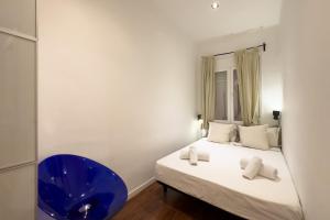 1 dormitorio con 1 cama y 1 silla azul en Sagrada Familia Bliss, en Barcelona