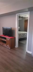 1 dormitorio y sala de estar con TV de pantalla plana. en Decatur life, en Decatur