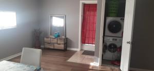 uma sala de estar com uma máquina de lavar roupa e um espelho em Decatur life em Decatur