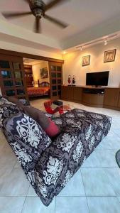 Μια τηλεόραση ή/και κέντρο ψυχαγωγίας στο Airy 1BR Tawan APT 5 min Walk to Kamala Beach at Club Residence