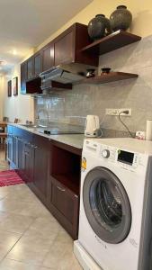 Η κουζίνα ή μικρή κουζίνα στο Airy 1BR Tawan APT 5 min Walk to Kamala Beach at Club Residence