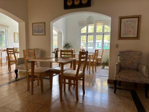 a dining room with a table and chairs at ApartHosteriaPlaza in La Cumbre