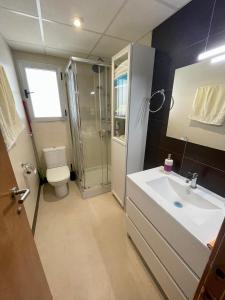 La salle de bains est pourvue d'un lavabo, d'une douche et de toilettes. dans l'établissement Marina Dor Primera Linea, à Oropesa del Mar