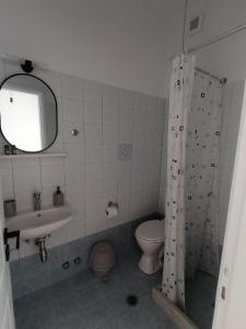 A bathroom at Zefyros Studios