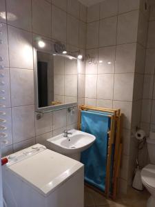 bagno con lavandino, servizi igienici e specchio di Kołobrzeg Apartamenty Monada, Towarowa 50m od morza a Kołobrzeg