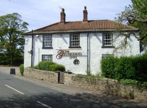 une auberge à l'ancienne sur le côté d'une route dans l'établissement The Greyhound Inn, à Bedale