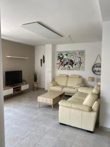 un soggiorno con divani e TV a schermo piatto di Palangre Suite en Moraira a Moraira