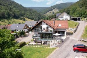 Brandenberg的住宿－Haus Franziska，享有山景的房屋的空中景致