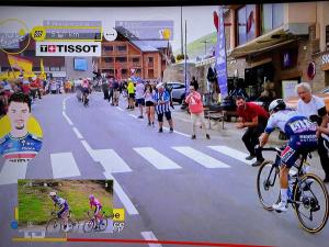 un grupo de personas montando bicicletas por una calle en Le chalet des étoiles, en La Mongie