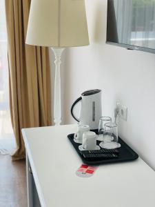 Hotel AVENUE في رافدا: وجود آلة صنع القهوة على طاولة
