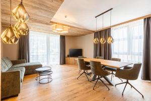 TV a/nebo společenská místnost v ubytování Zillertal Suites Fügen by ALPS RESORTS