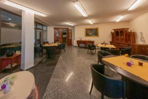 Posezení v ubytování WEST Hotel an der Sächsischen Weinstrasse