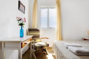 コニル・デ・ラ・フロンテーラにあるEstudio Pacifico 201のベッドルーム(デスク、椅子、ベッド付)