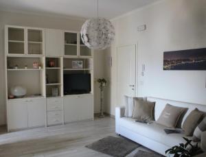TV a/nebo společenská místnost v ubytování Vesuvio House appartamento indipendente e centrale