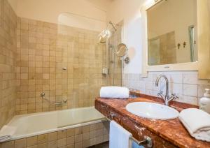 Un baño de YIT La Casona del Arco