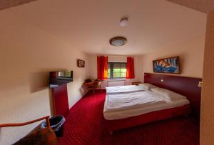 Postel nebo postele na pokoji v ubytování WEST Hotel an der Sächsischen Weinstrasse