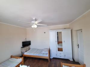 Posteľ alebo postele v izbe v ubytovaní Hostel Rumiankowy Airport Hostel