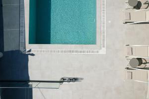 un bagno con specchio e piscina di Babis Villa, a few meters away from the beach, By ThinkVilla a Panormos Altre 39 foto