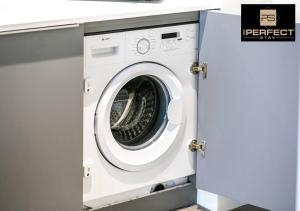 una lavadora y secadora blancas en una habitación en Manhattan Apartment City Centre By Your Perfect Stay short lets Birmingham, en Birmingham
