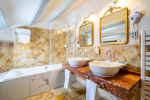 Un baño de YIT La Casona del Arco