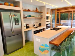 una cucina con frigorifero in acciaio inossidabile e bancone di Villa Ipanema, Praia do Forte a Praia do Forte
