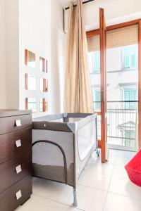 een kinderbed in een kamer met een raam bij Casa Etruschi - Appartamento con posto auto in Livorno