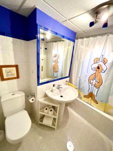 ein Badezimmer mit einem weißen WC und einem Waschbecken in der Unterkunft La casa de María in Linares