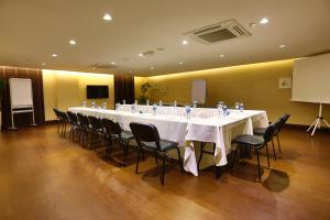 een grote lange tafel met stoelen in een kamer bij Rixos Premium Göcek - Adult Only in Göcek