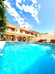 una gran piscina frente a una casa en La casa de María, en Linares