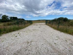 un chemin de terre avec clôture dans un champ dans l'établissement Thurstaston Field, à Thurstaston