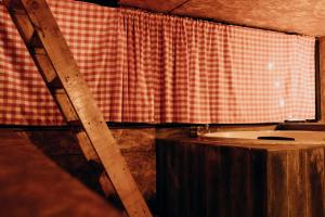 La EsperanzaにあるGlamping y cabañas en Neusa Cundinamarcaのバスルーム(シンク、シャワーカーテン付)