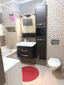 bagno con lavandino, servizi igienici e specchio di Трёхкомнатная квартира ВИП a Kökşetaw