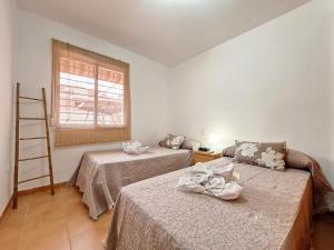 a room with two beds and a ladder at Albatros Playa 1 - 9609 in Mar de Cristal