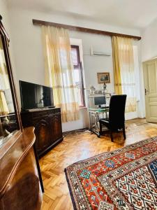 a living room with a television and a table at Apartman Katedrala in Sarajevo