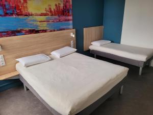 Postel nebo postele na pokoji v ubytování KYRIAD DIRECT LYON NORD - Dardilly