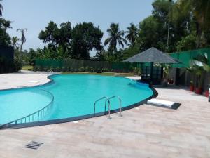 una grande piscina con gazebo di Vakkom Palazzo a Varkala