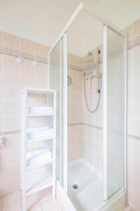 una doccia con porta in vetro in bagno di Stanza con due letti singoli Le Vitterelle a Zocca