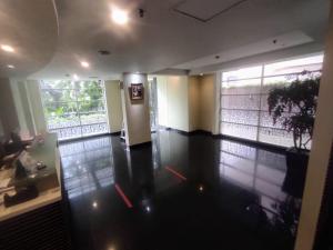 una habitación vacía con un pasillo con una habitación con en Studio One Thamrin Hotel, en Yakarta