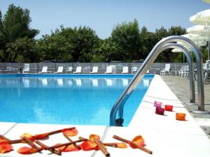 Bazén v ubytování Club del Sole Adriatico Cervia Easy Camping Village nebo v jeho okolí