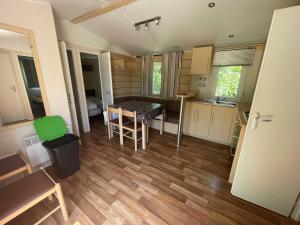 Kuchnia lub aneks kuchenny w obiekcie Camping Le Convivial
