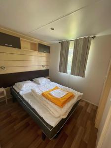 Łóżko lub łóżka w pokoju w obiekcie Camping Le Convivial