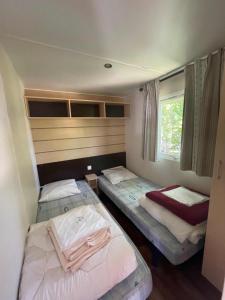 Łóżko lub łóżka w pokoju w obiekcie Camping Le Convivial