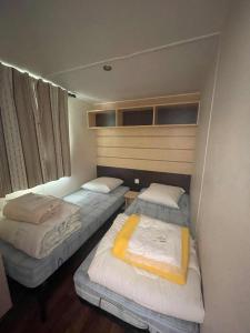 Łóżko lub łóżka w pokoju w obiekcie Camping Le Convivial